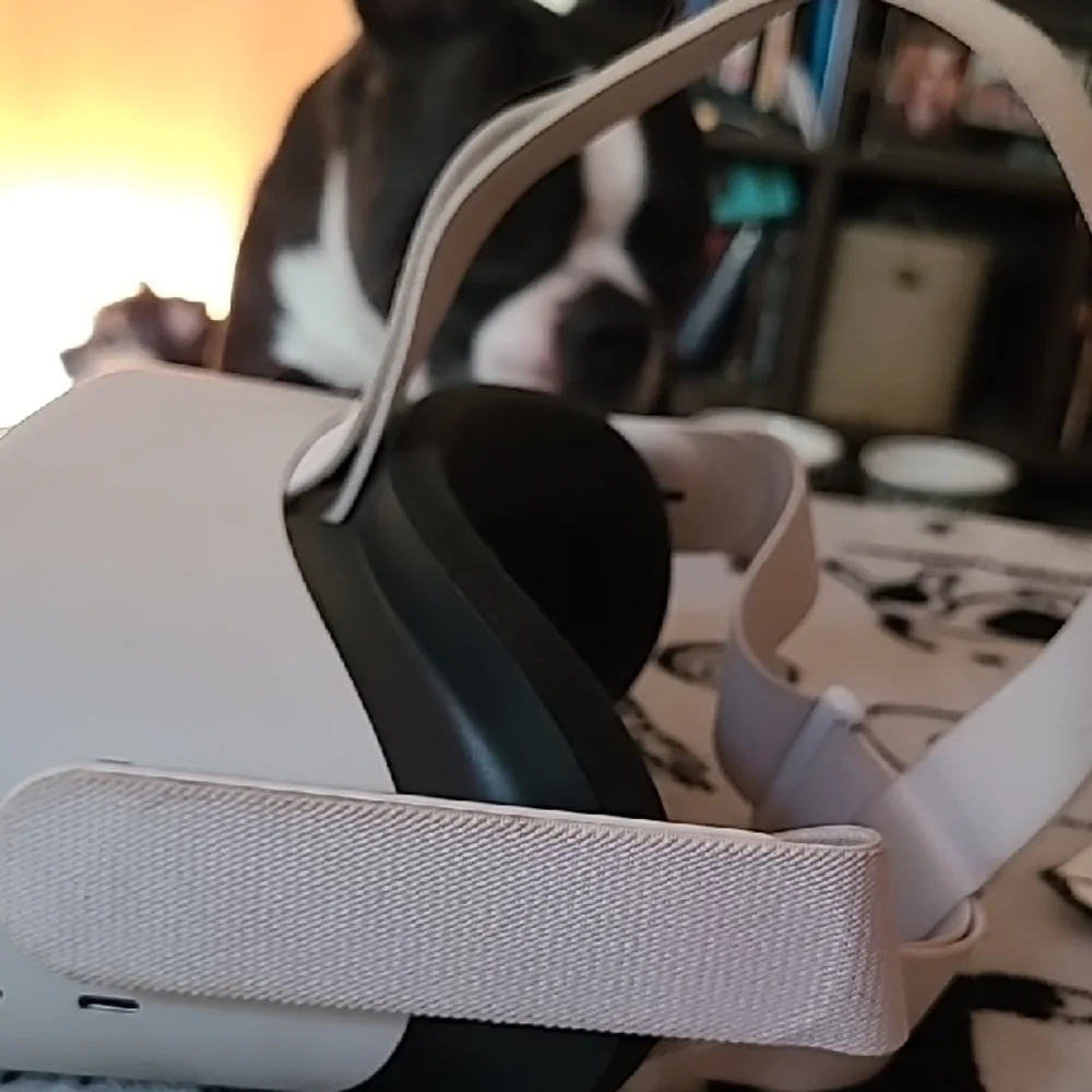 Advanced White VR Headset for Immersive Experiences